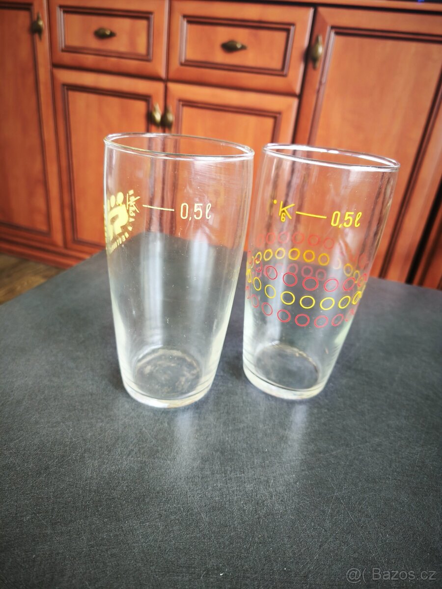 Dvě staré sklenice na pivo. - 2