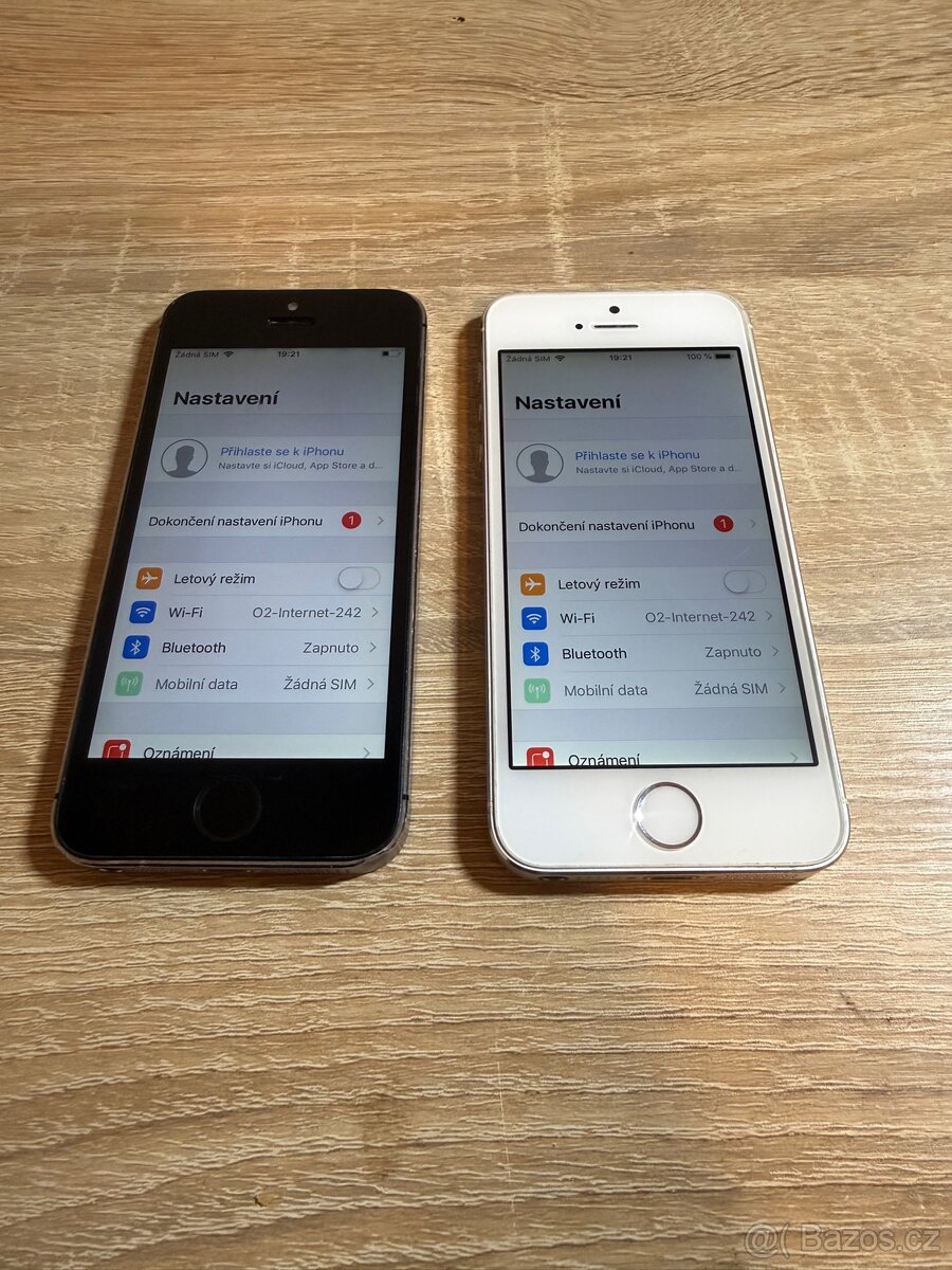 Prodám 2× iPhone 5s 32 GB (bílý + černý) - 2