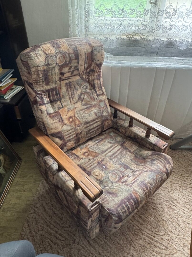 gauč, dvě křesla a podnožky - 2