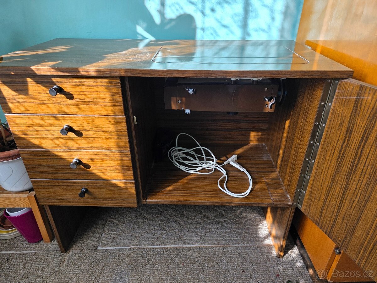 Prodám šicí stroj VERITAS se skříňkou - 2