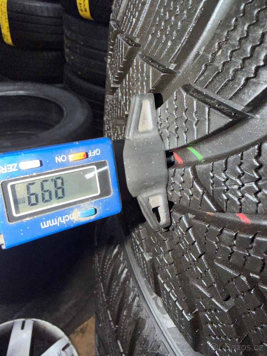 Zánovní zimní 215/40r18 Semperit - 2