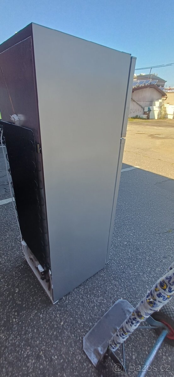 Lednice s mrazákem jako nová - 2