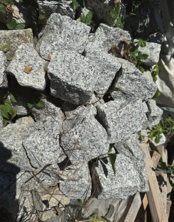 Šedé žulové štípané kostky - 2