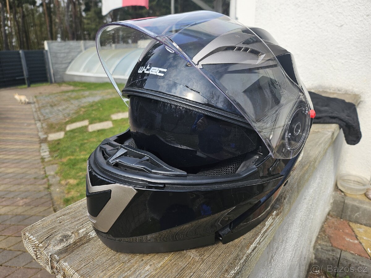 Prodám helmu,rok ježděná... - 2