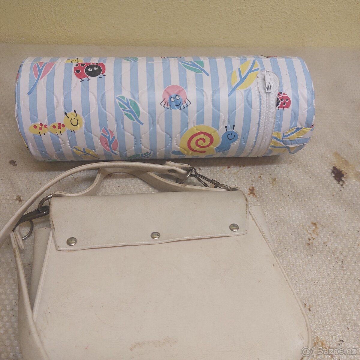 Stará dětská kabelka a termoska. - 2