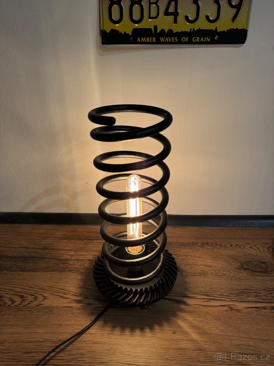 Designová lampička z pružiny - 2
