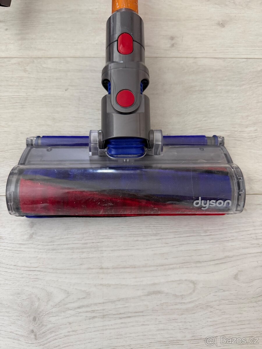 Tyčový a ruční vysavač Dyson V8 - 2