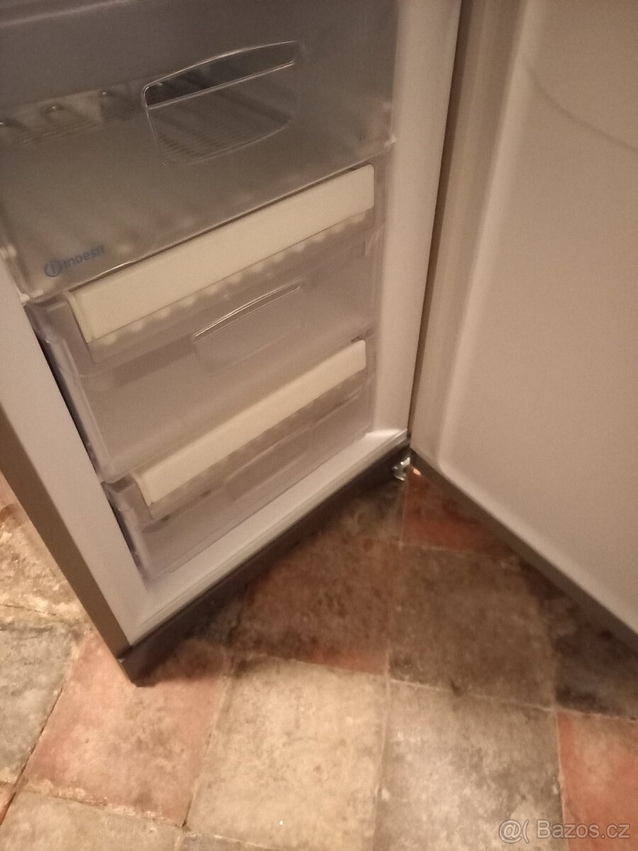 Prodám ledničku s mrazákem indesit - 2