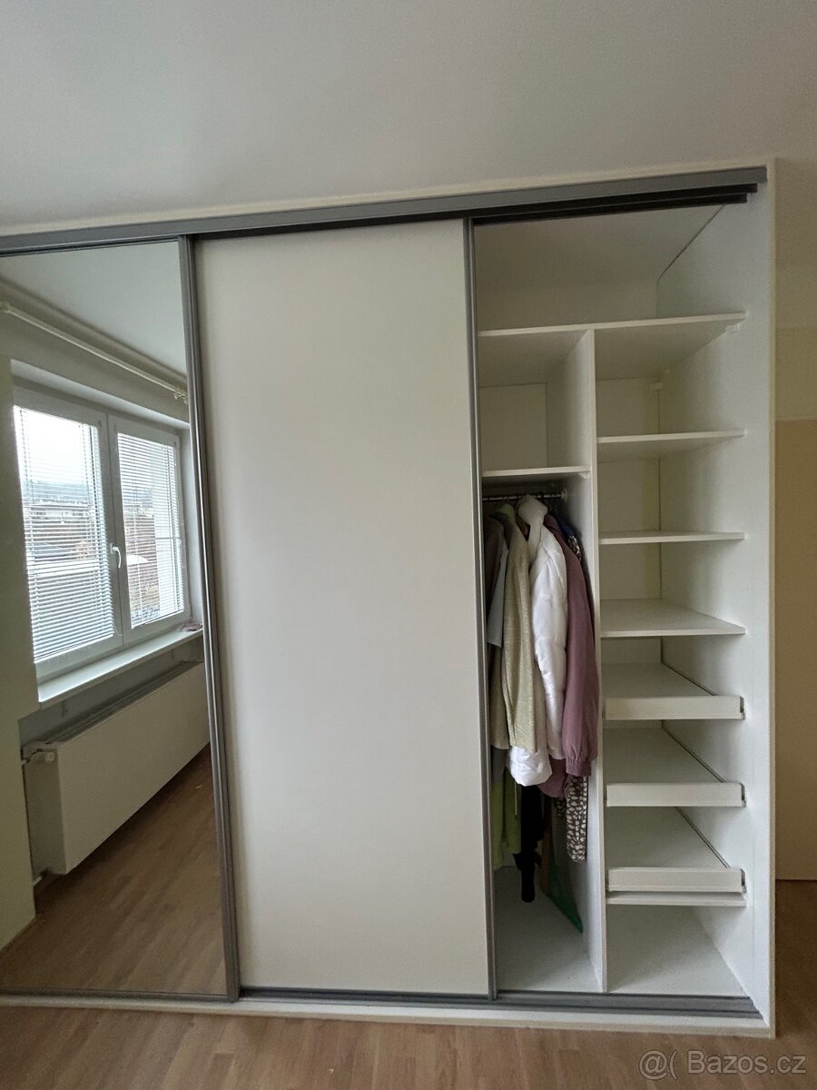 Prodám vestavěnou skříň v perfektním stavu - 2