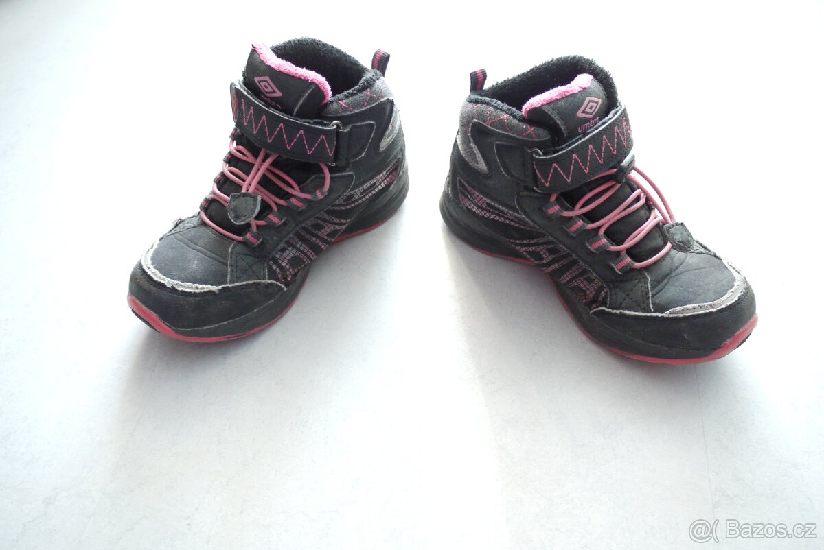 Zimní dívčí boty velikosti 31 / Umbro - 2