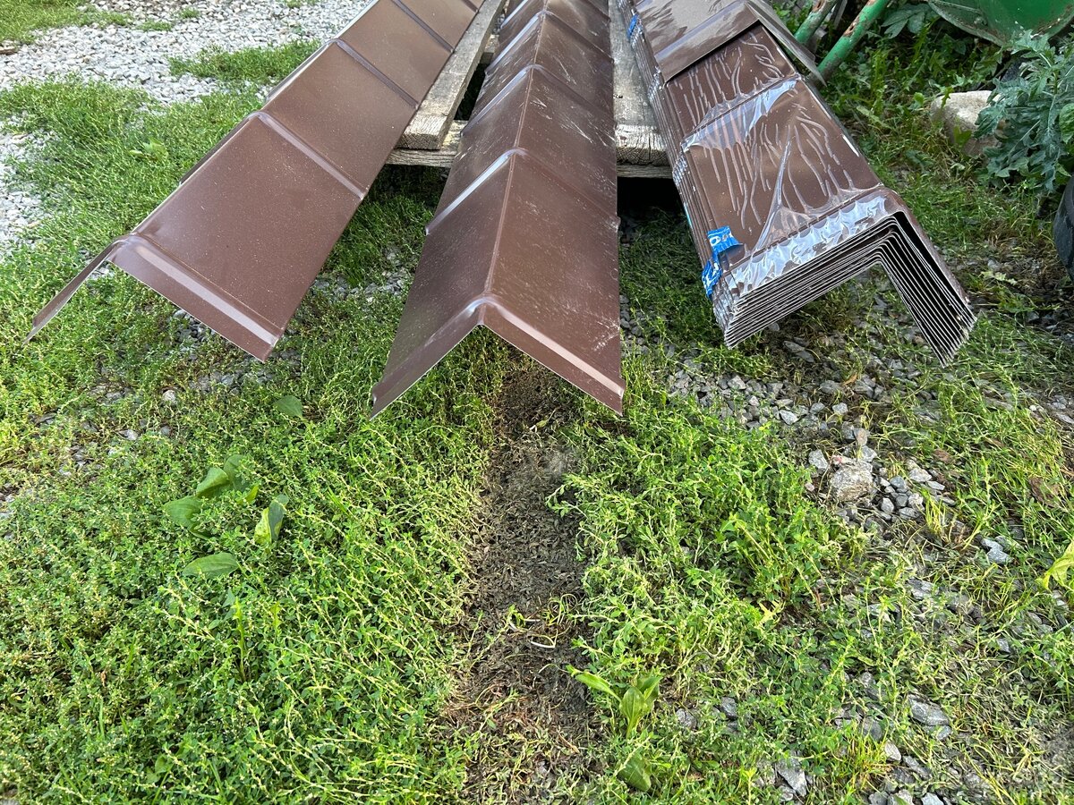 Hřebenáč hnědý ral 8017 - 2