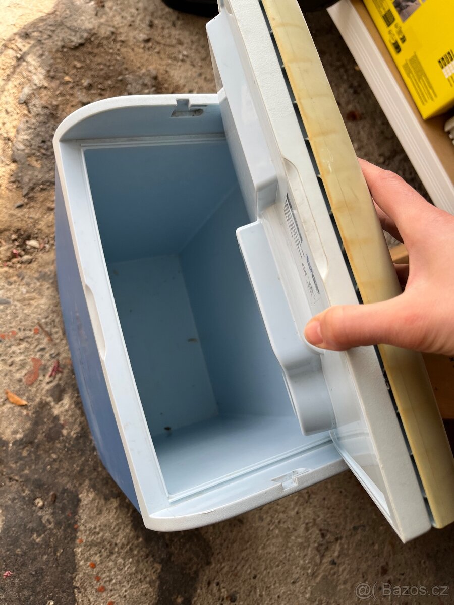 Daruji cestovní ledničku do auta - 2