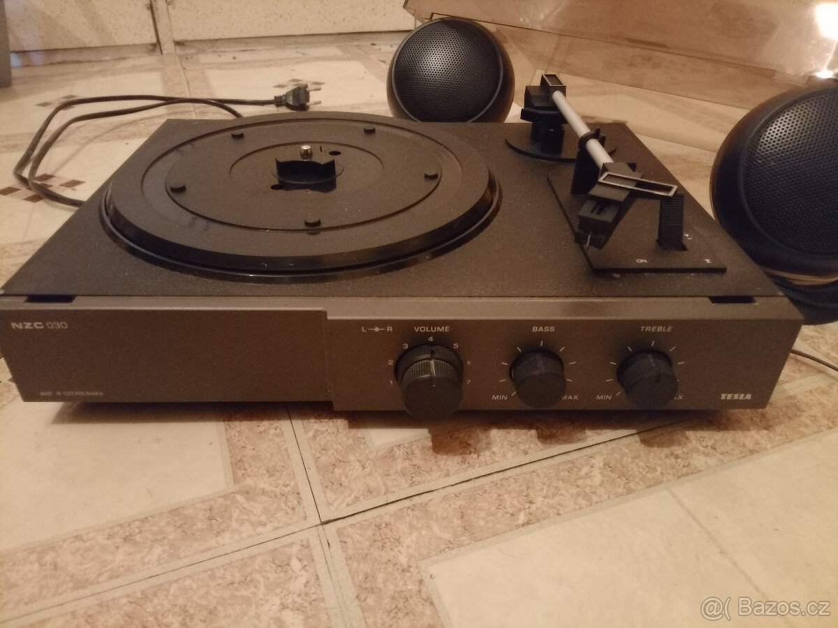 Retro gramo Tesla NZC 030 + repro - 2