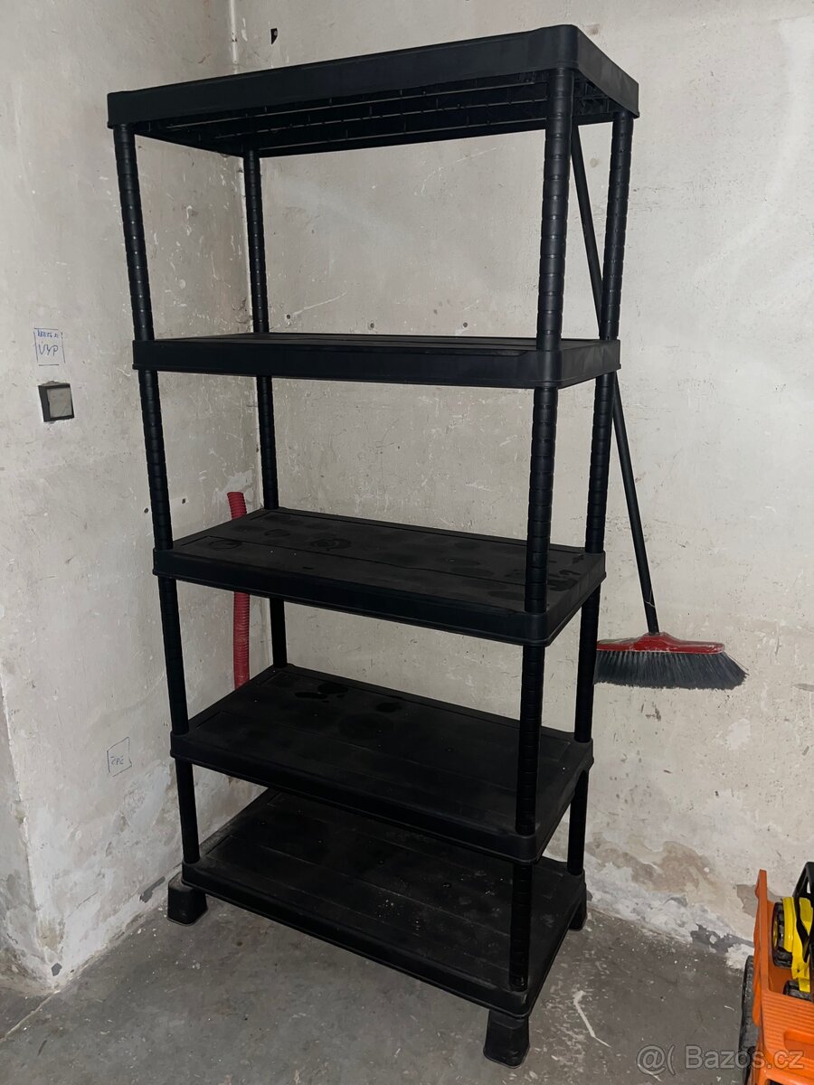 Černý plastovy regal - 2