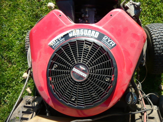 Zahradní traktor - 18 HP dvouválec Vaguard - 2