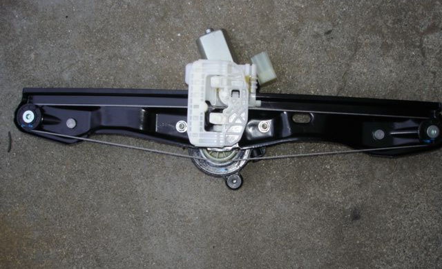 BMW F30, nová stahovačka okna zadních dveří - 2