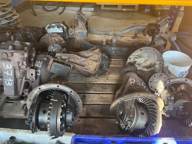 PŘEDNÍ A ZADNÍ DIFERENCIÁLY - MITSUBISHI - 2