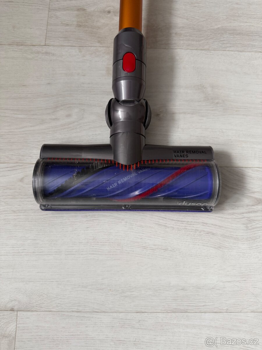 Tyčový a ruční vysavač Dyson V8 - 2