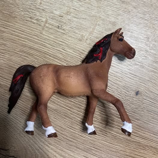 Schleich Hřebec + sedlo zdarma - 2