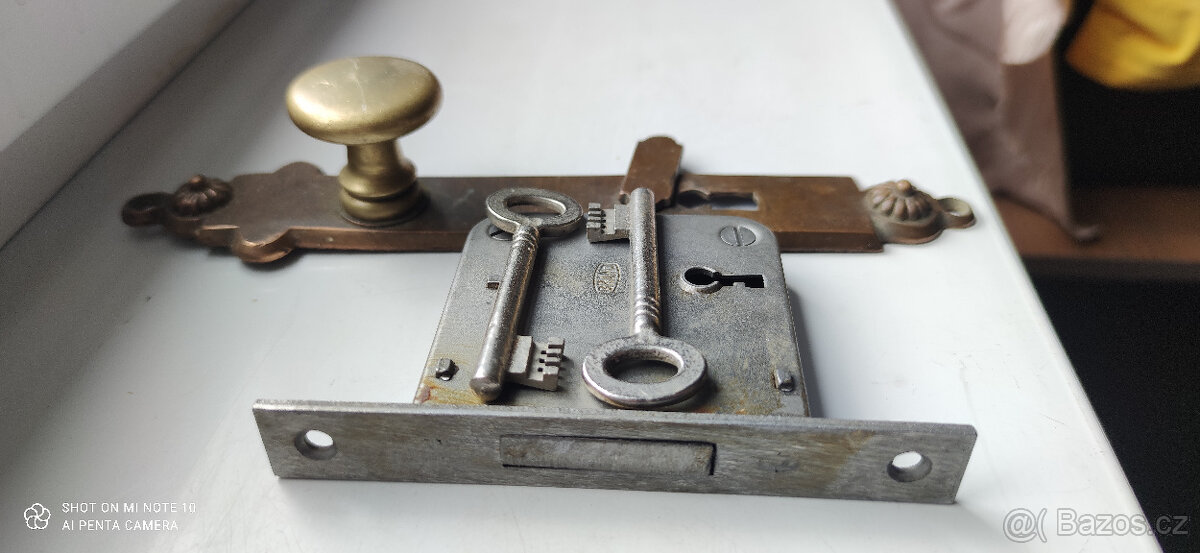 Mosazné štítové kování+zámek - 2