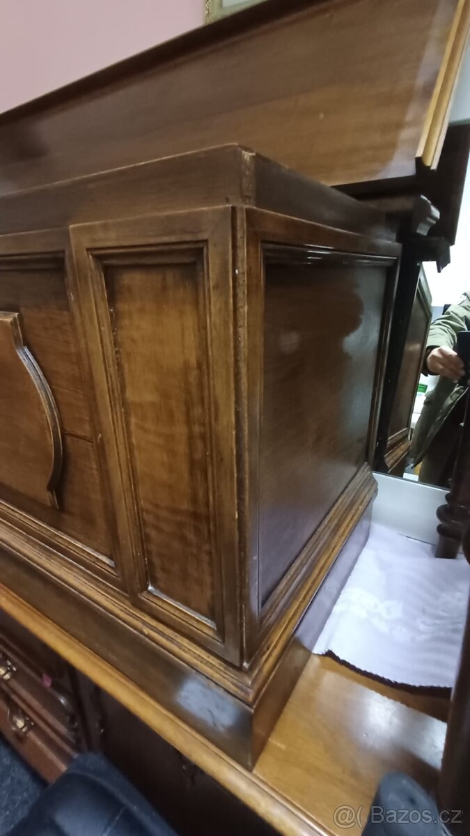 Stará dřevěná truhla - 2