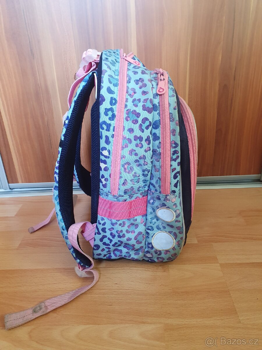 Prodám používaný dívčí školní batoh topgal 1-3třída - 2