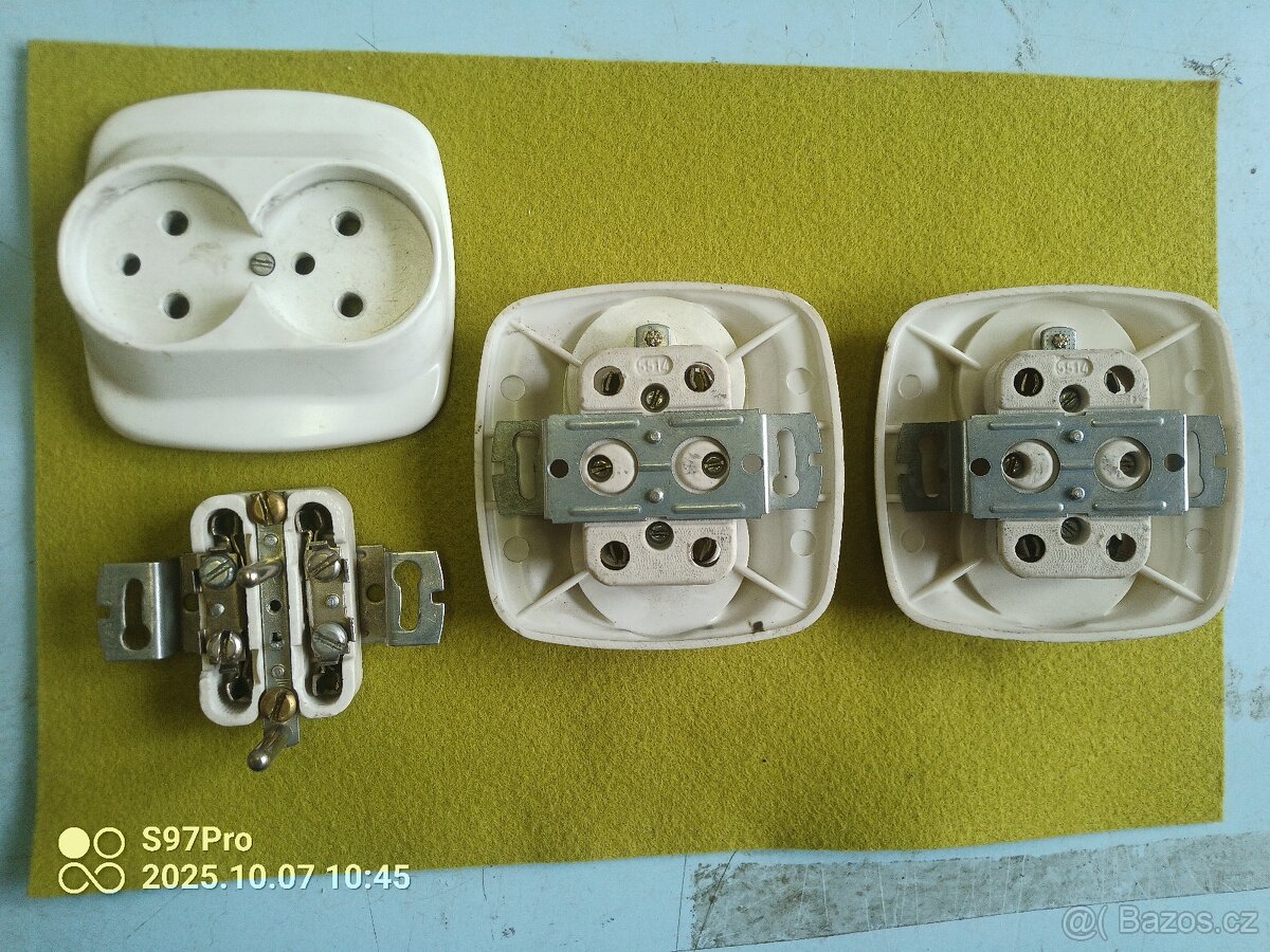 Staré zásuvky bakelit - 2