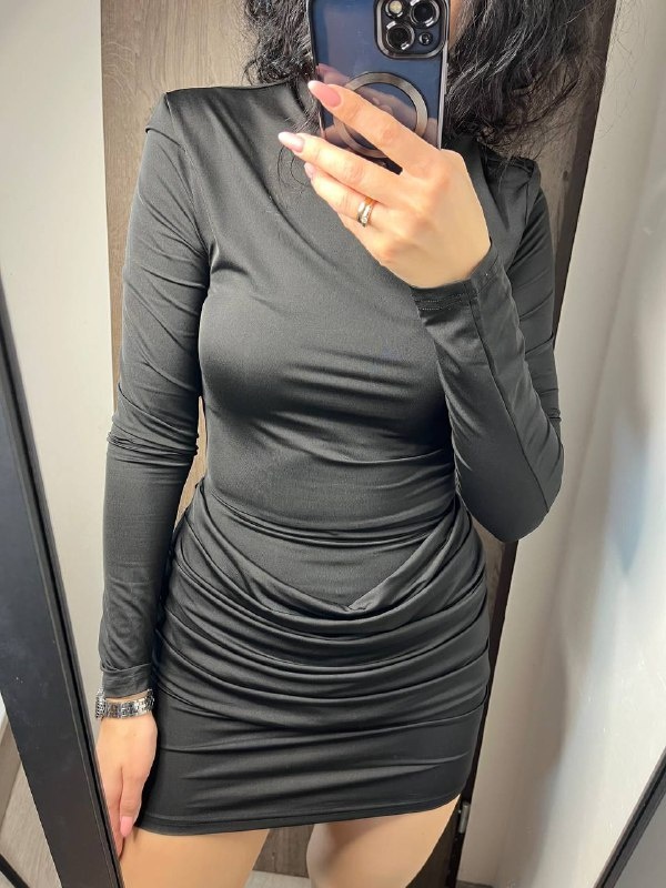 Krásné dámské mini šaty v černé barvě - 2