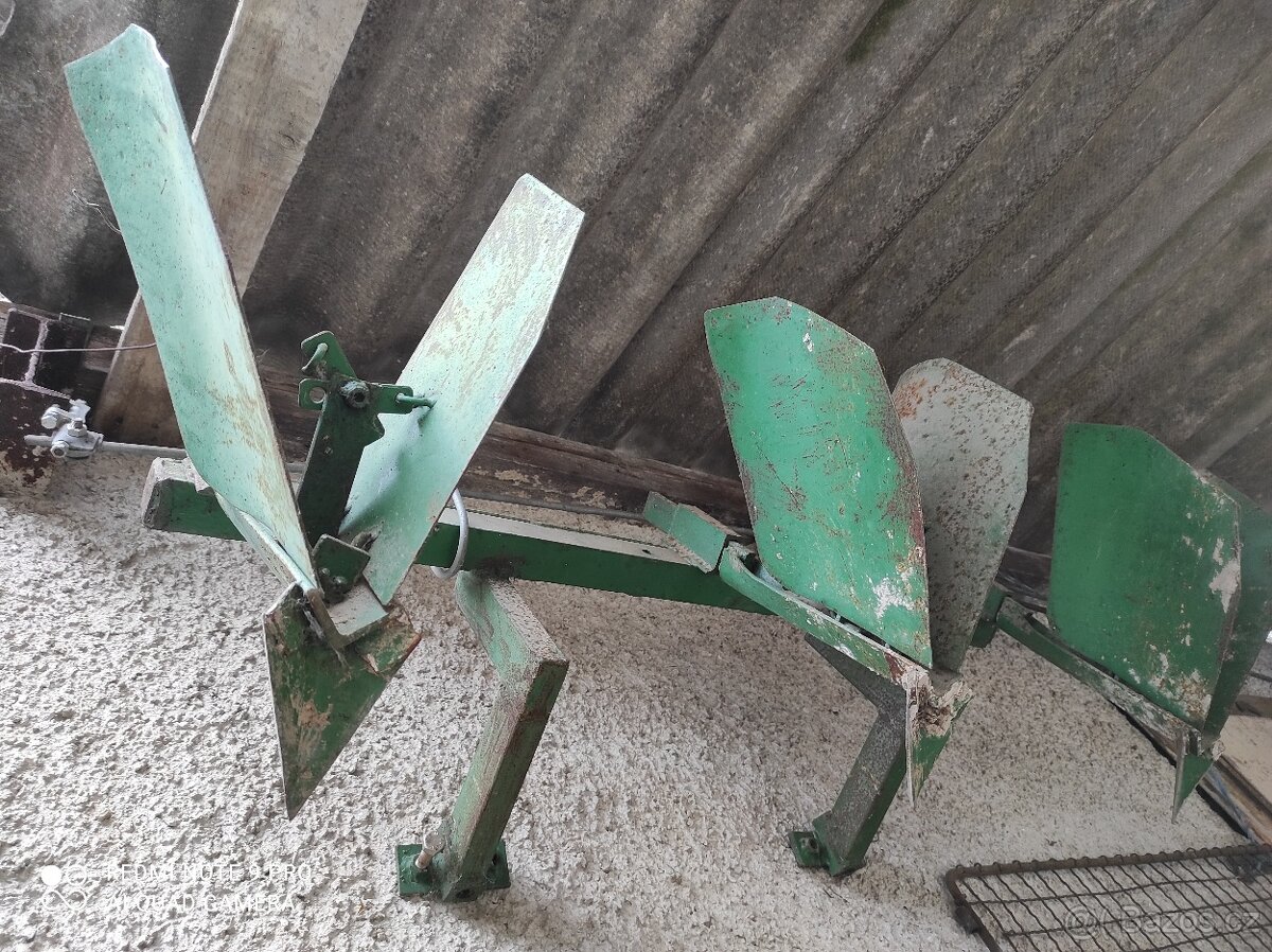 Trojřádkovač-ohrnovač . - 2