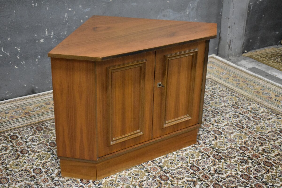 Rohová komůdka - 2