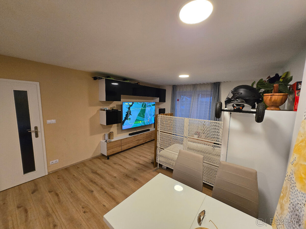 Prodám obývací stěnu ARIZONA – černý lesk / dekor dřeva - 2