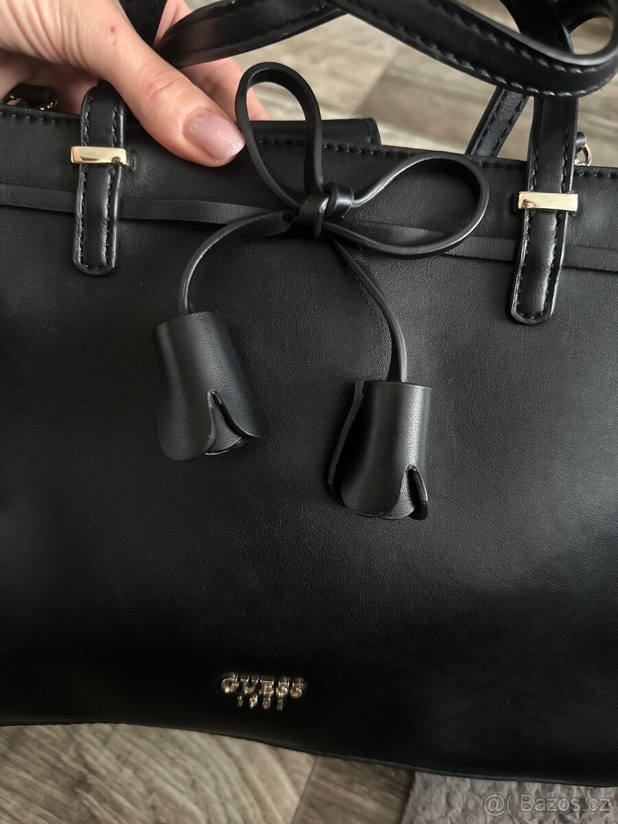 Guess černá kabelka s mašlí – elegantní a nadčasová - 2