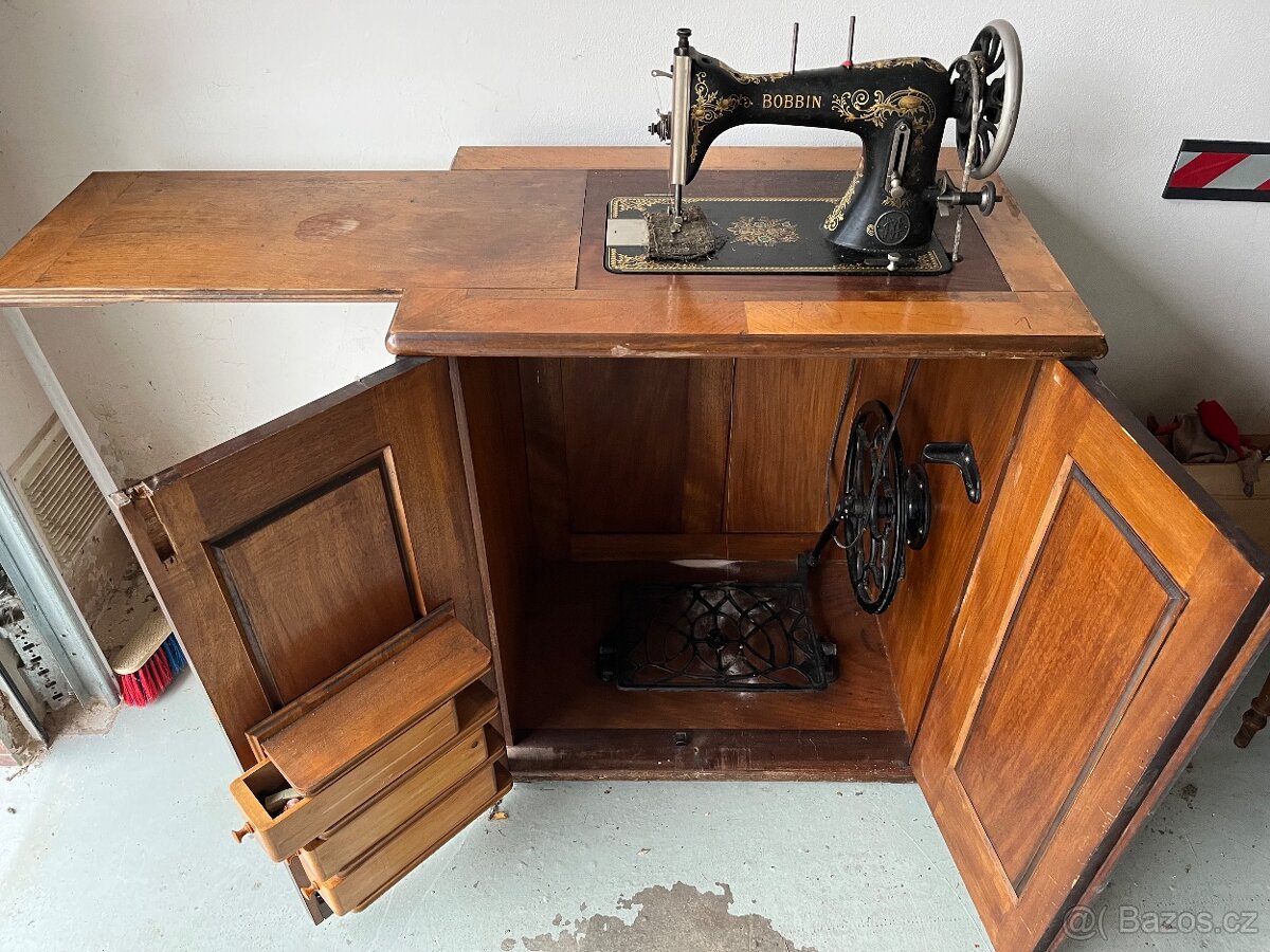 Sici stroj Bobbin v krasem stavu - 2