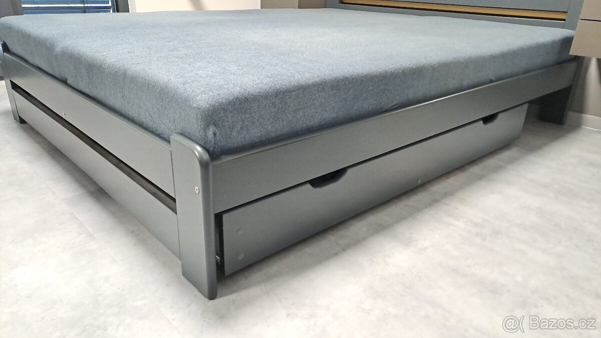 Postel z masivu 160x200 v odstínu antracit + rošt + šuplíky - 2