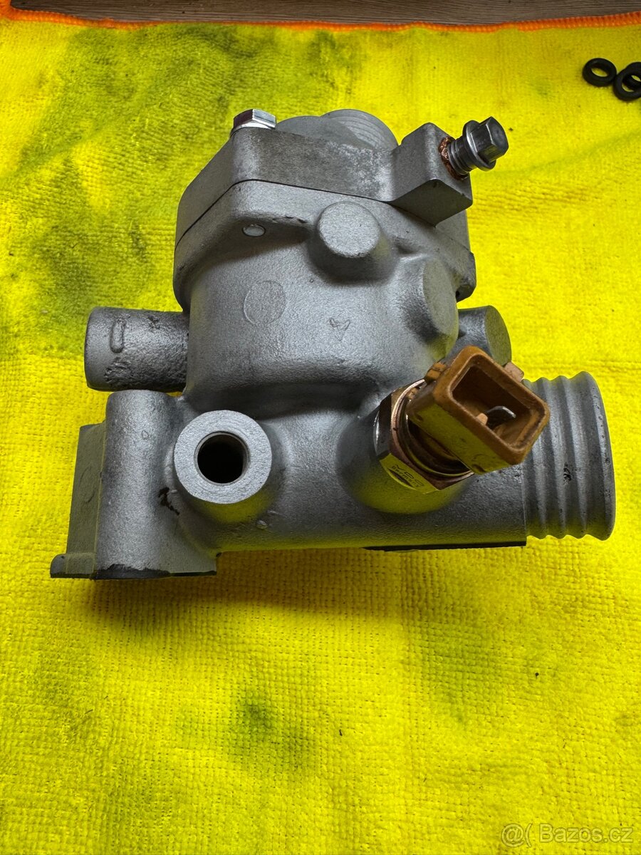 BMW E30 325i M20B25 domek termostatu - 2
