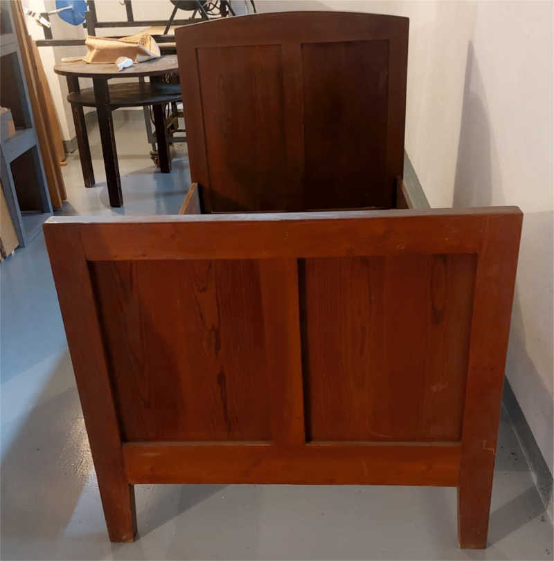 Postel modřínová 80 let stará - 2