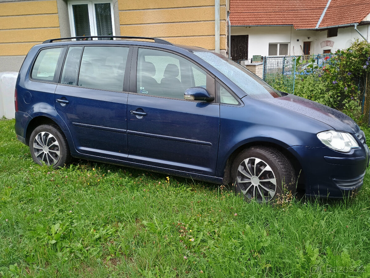 VW Touran 1,9TDI,77kw,r.2007,závěs - 2