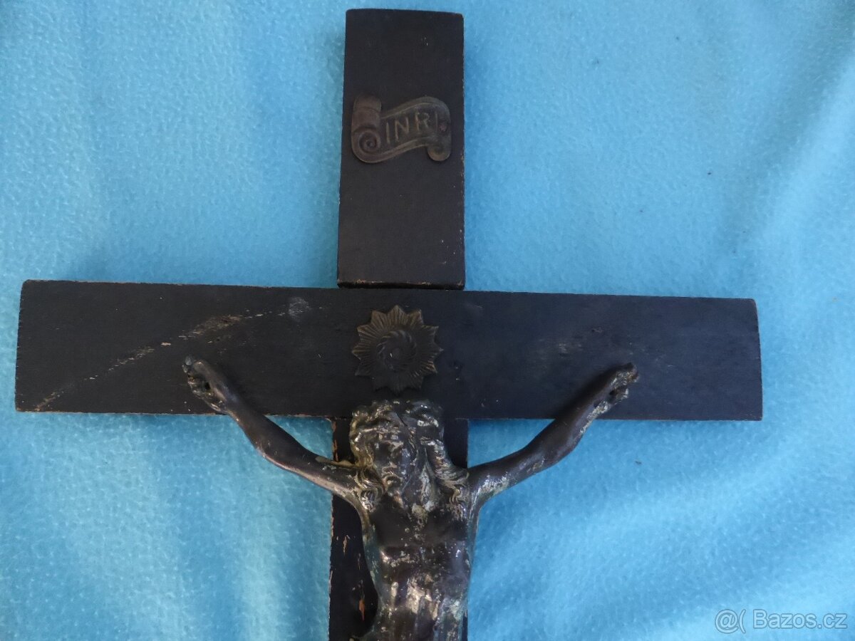 Ježíš na kříží - starý dřevěný křížek - litá soška - 2