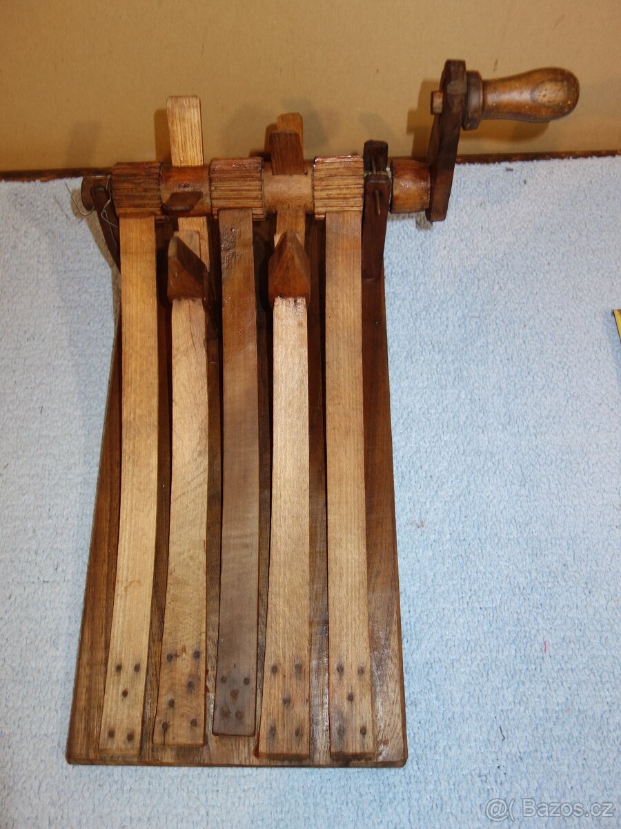 Stará velikonoční hrkačka-klapačka, super model - 2