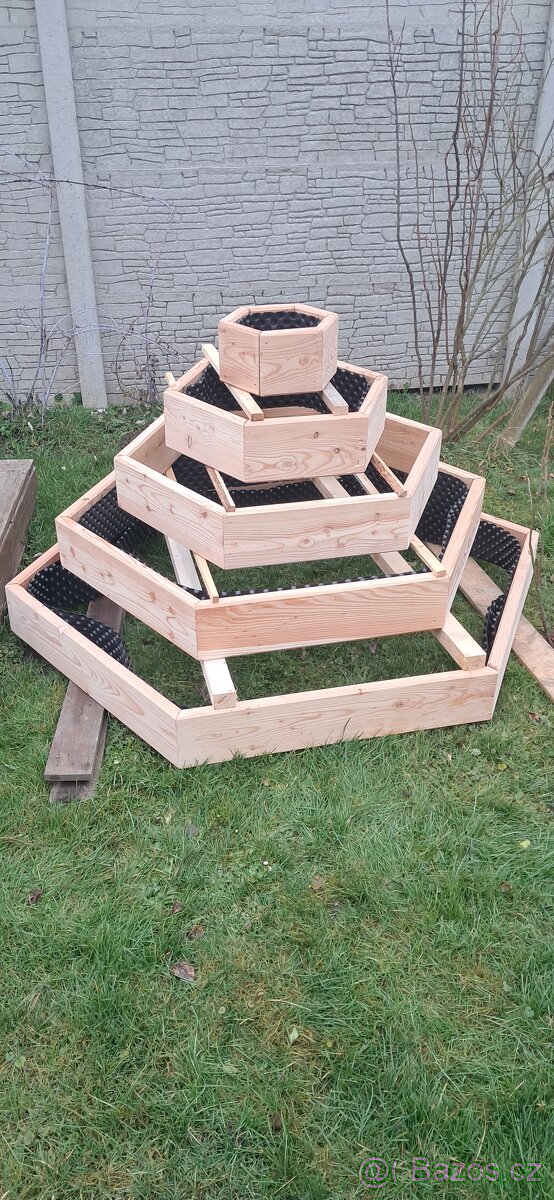 Vyvýšený záhon 6hraný jahodovnik - 2