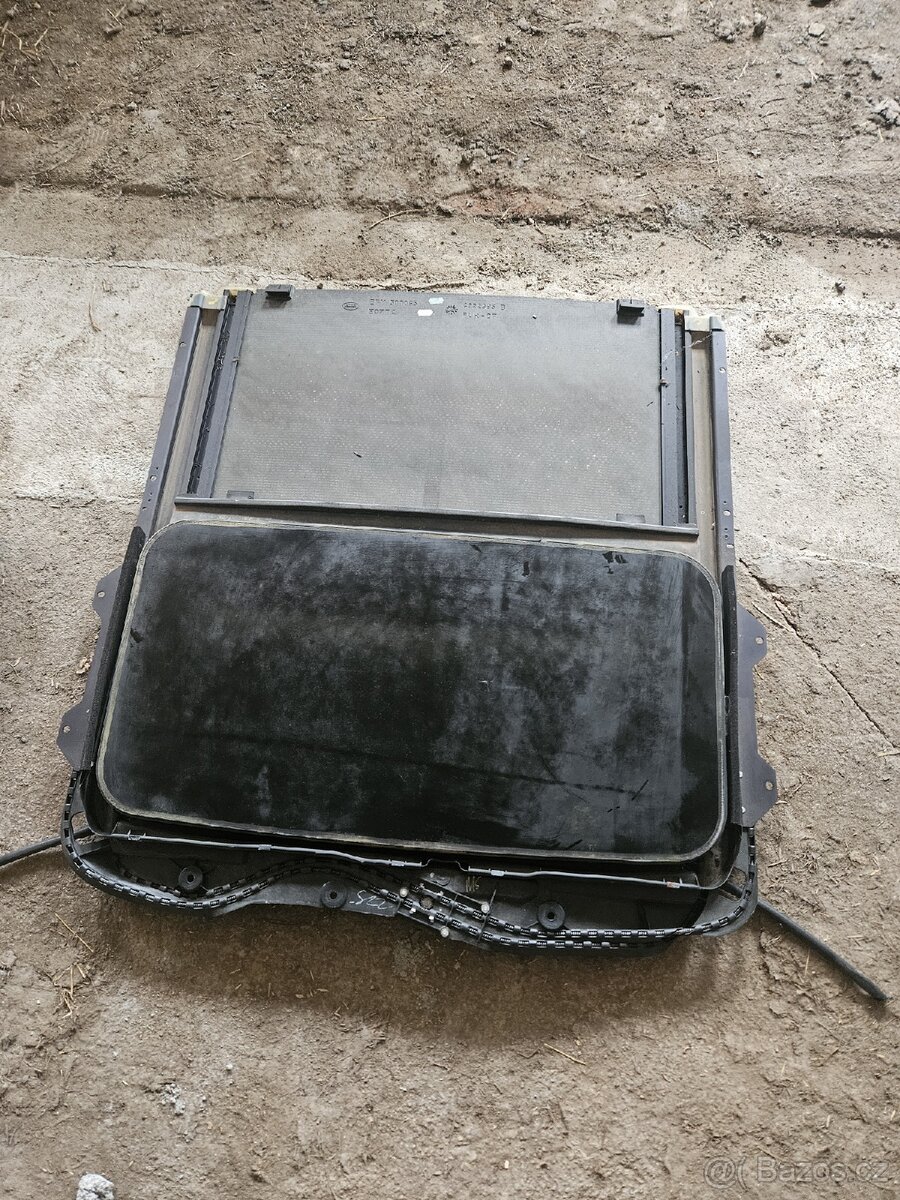 Panel střešního okna z range roveru - 2