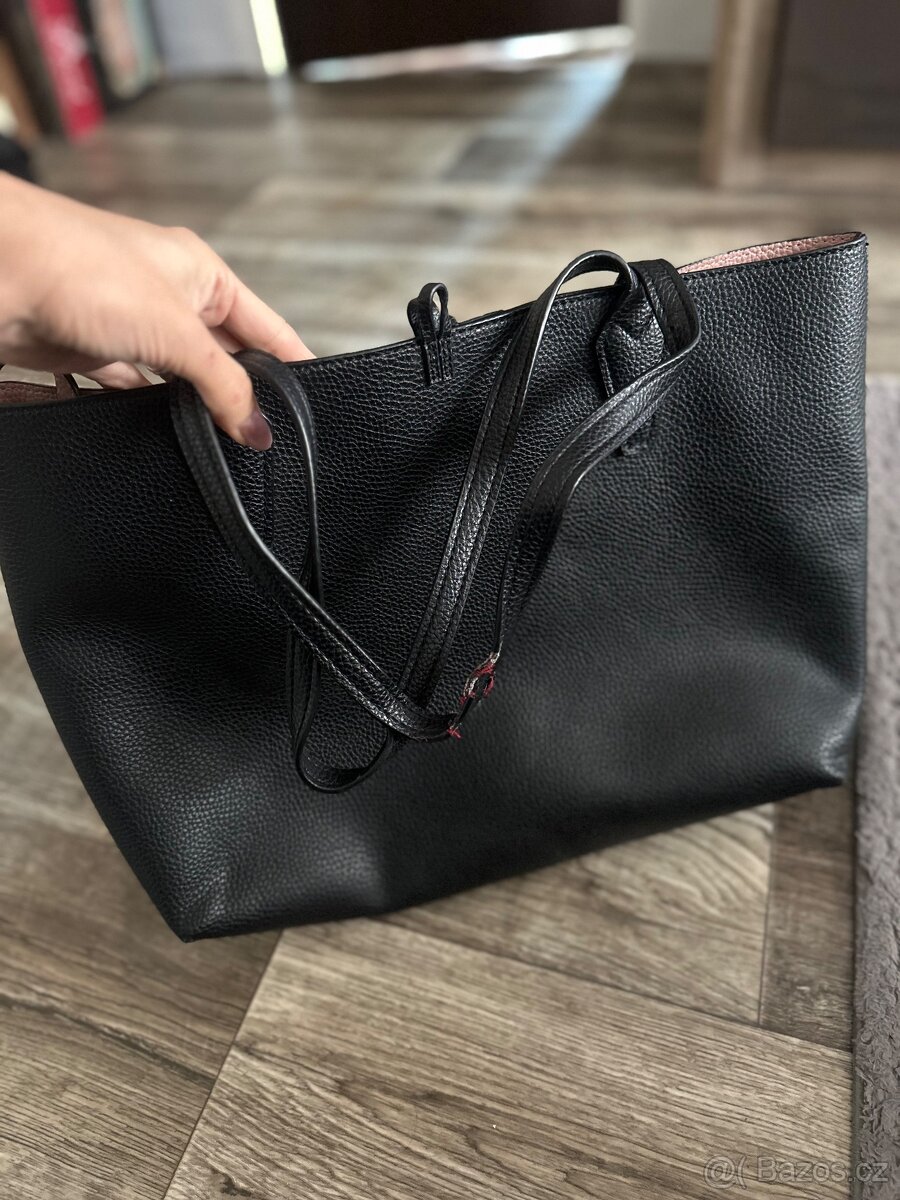 Guess velká černá shopper kabelka s růžovým vnitřkem - 2