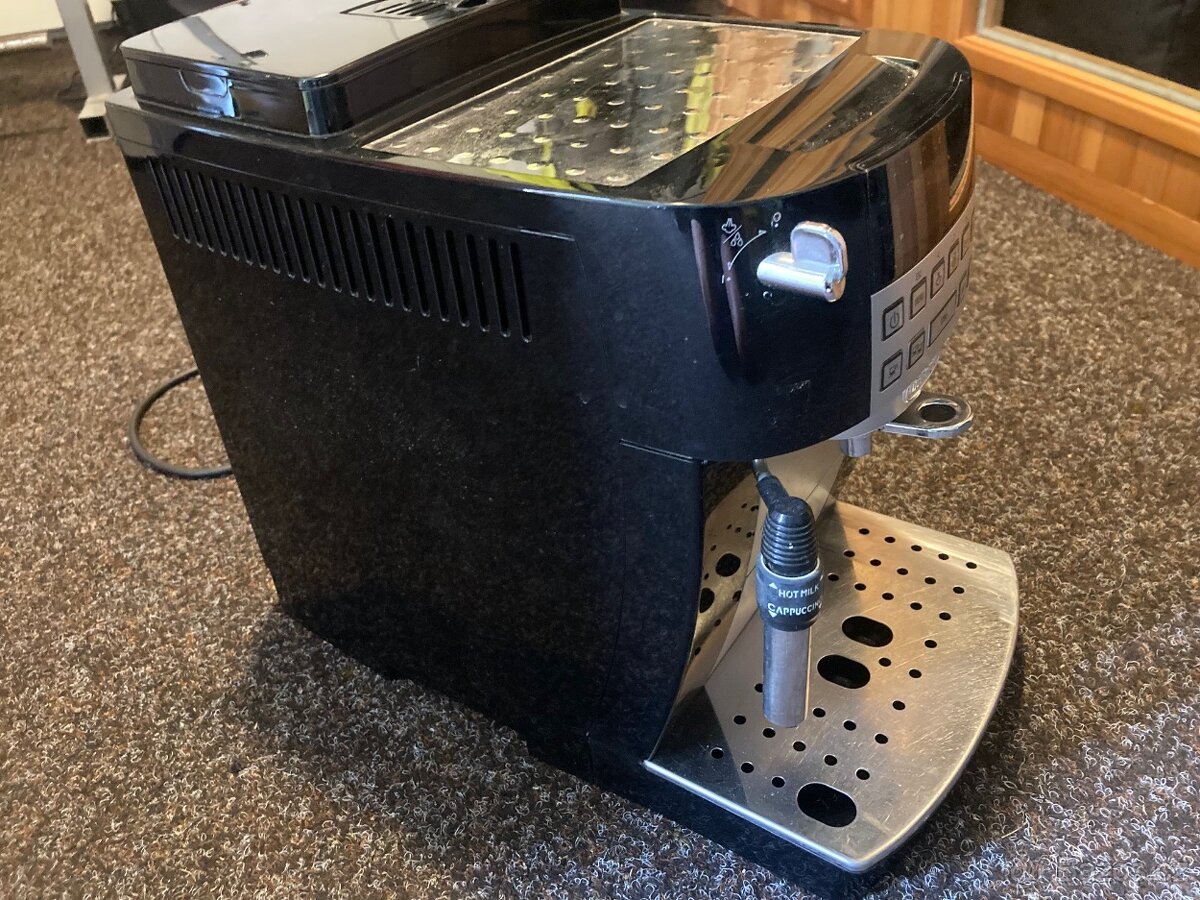 prodám kávovar Espresso DeLonghi ECAM 22.323.B - 2