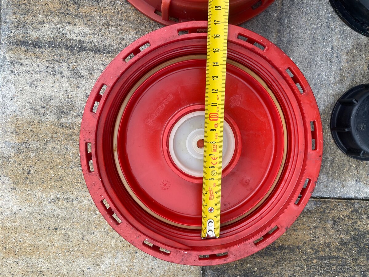 Víčka k IBC nádržím. - 2