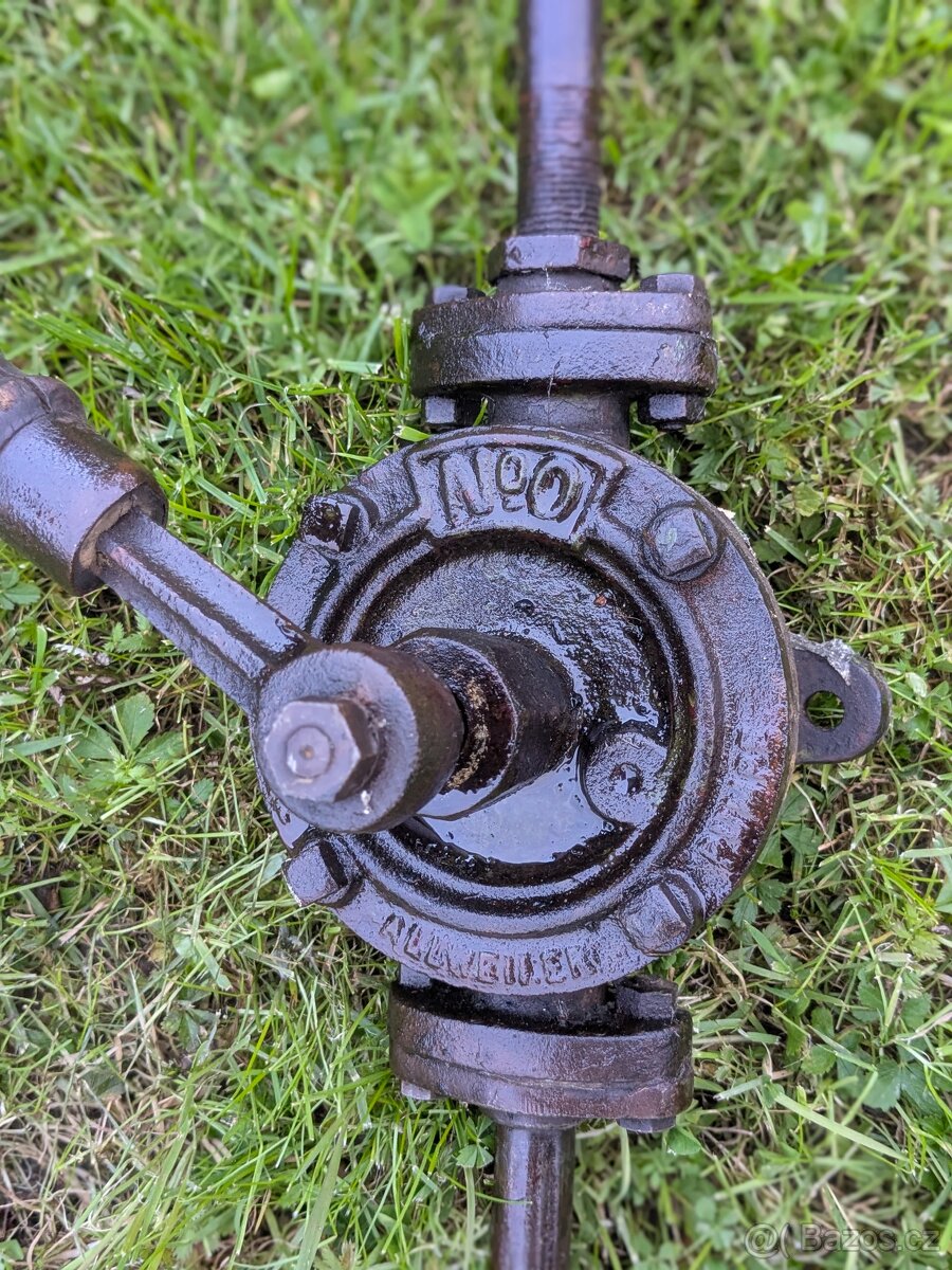 Historická pumpa na vodu - 2