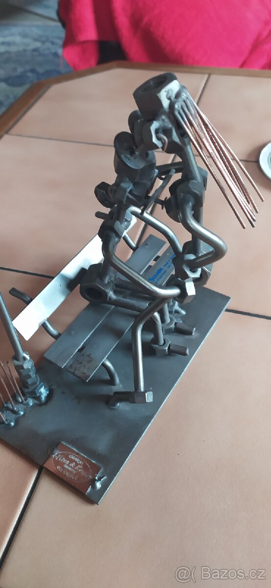 Mladí v nočním parku. - 2