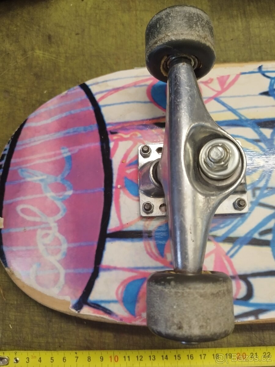 Skateboard. 70 cm + chrániče.. - 2