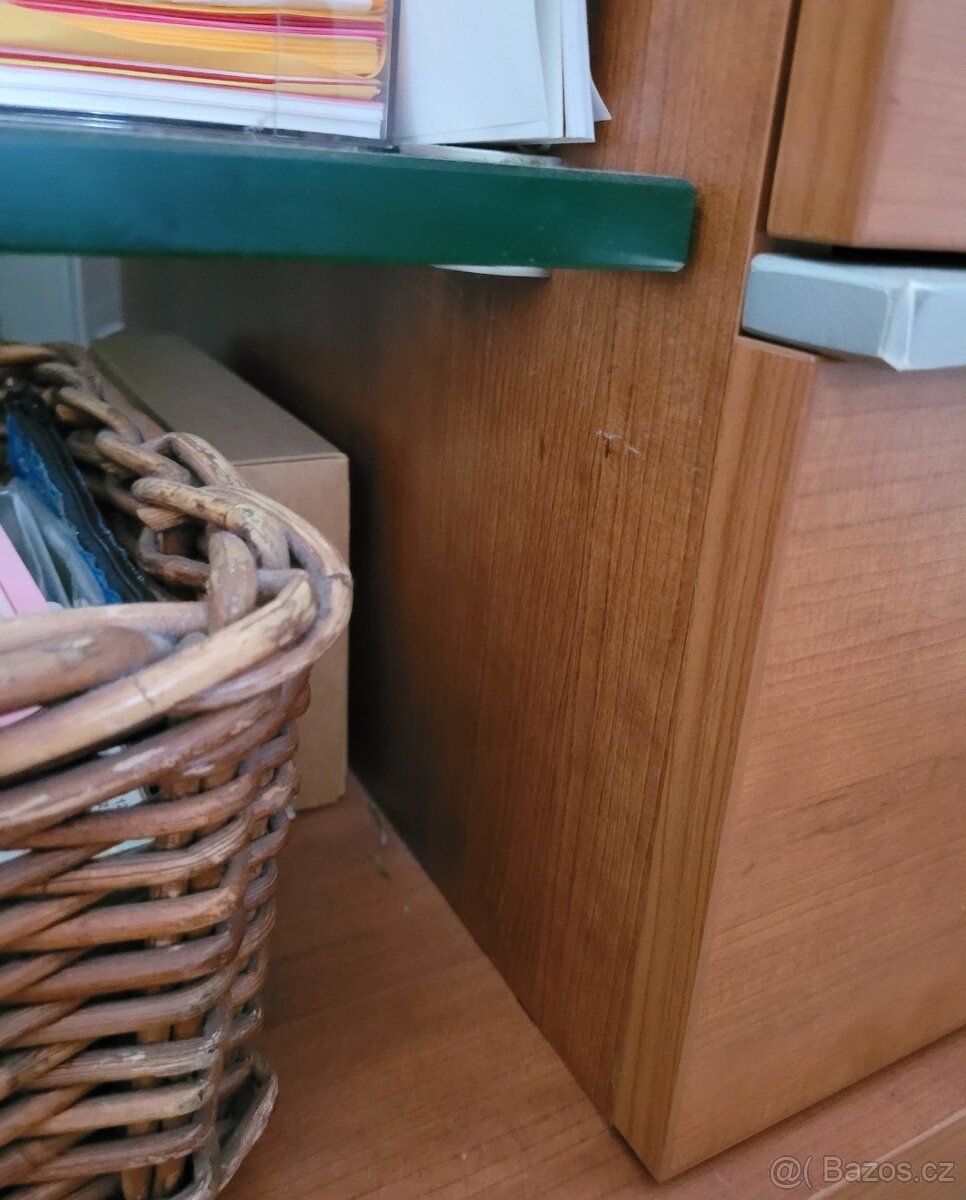 Pěkná sestava s komodama a stolkem 2,4m - 2