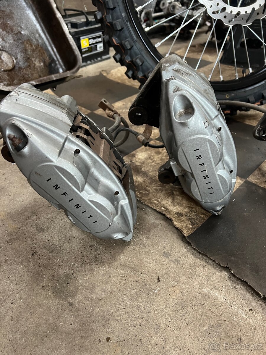 Prodám brzdy Akebono Nissan 370Z - 2