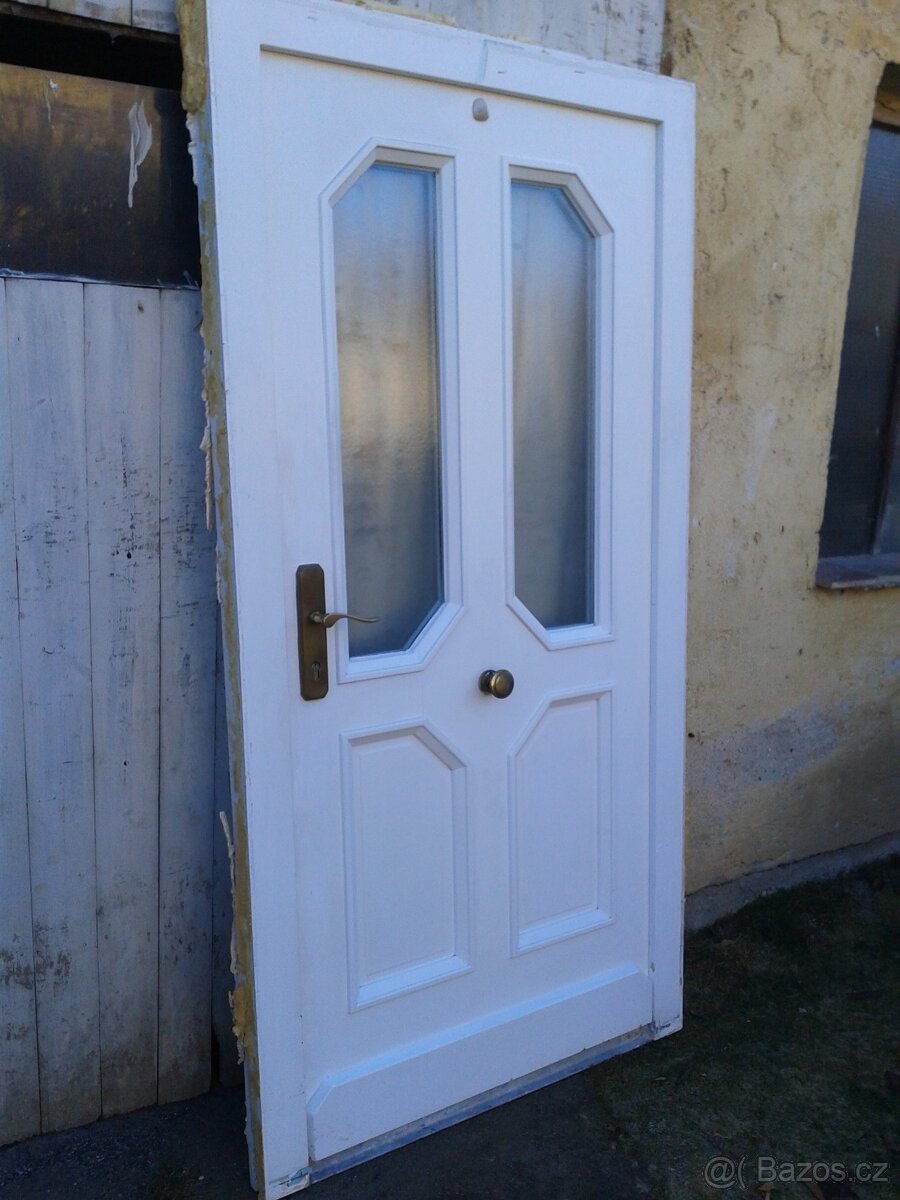 Dřevěné masivní vchodové vstupní dveře - 2